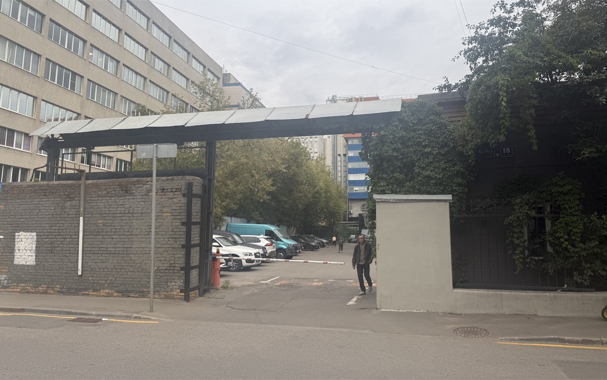 Въезд во двор Cut4you — Москва, Переведеновский переулок, 18